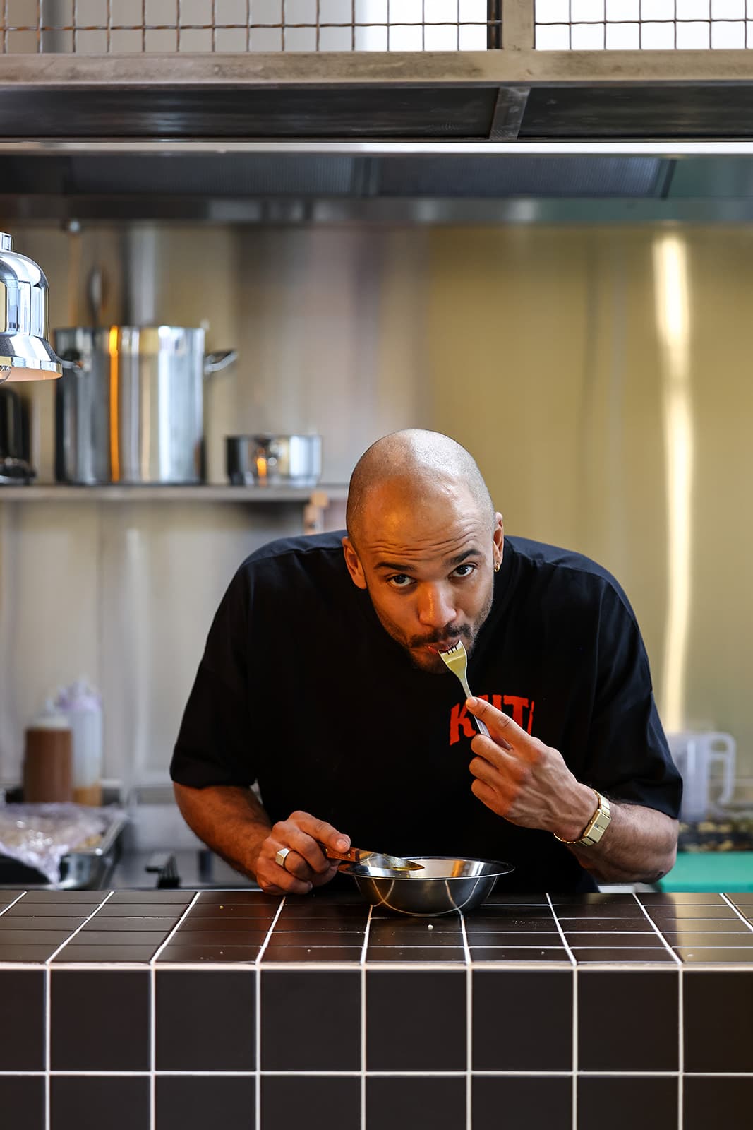 Antoine, fondateur de KUTI, en cuisine