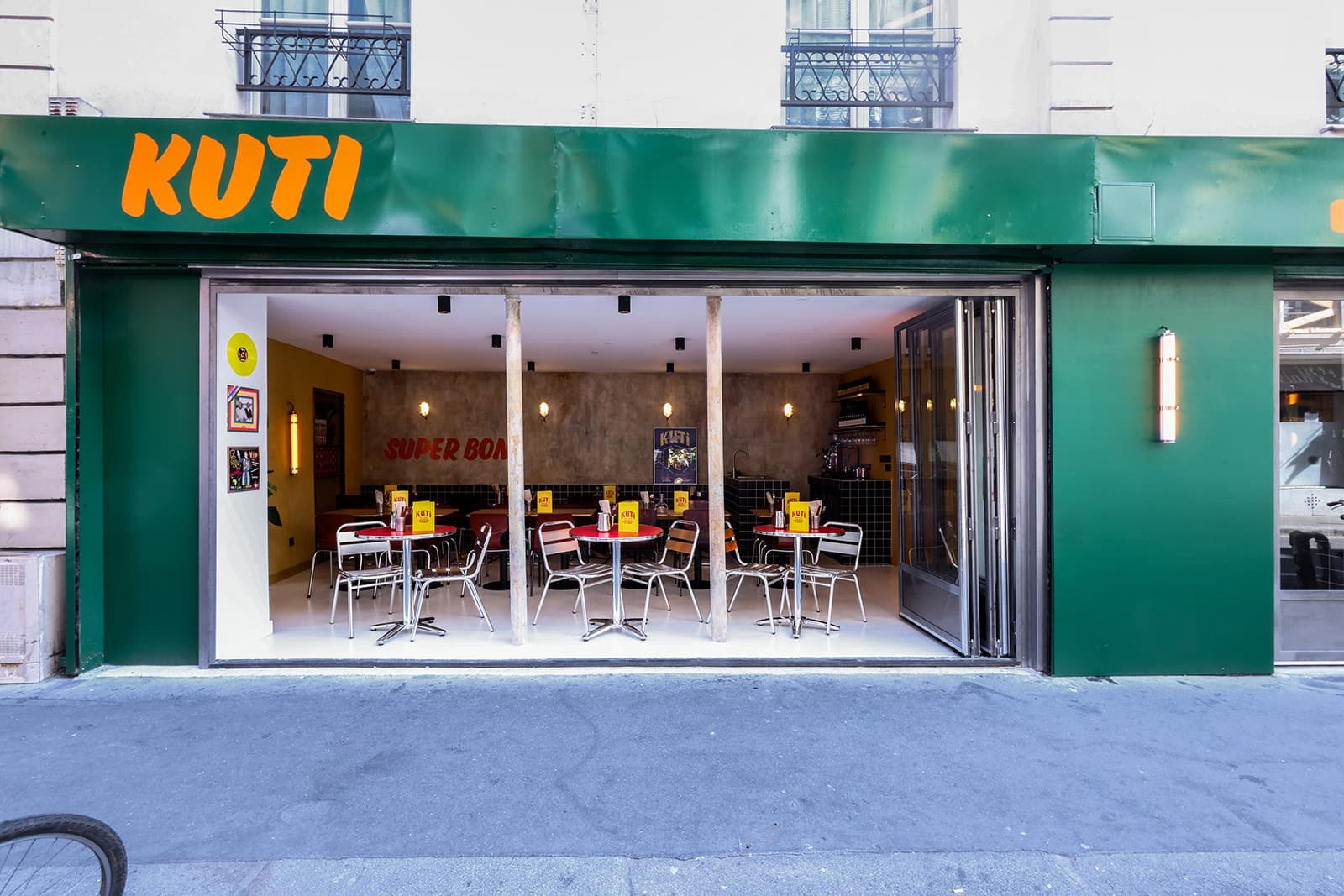 La façade verte de KUTI, rue des Petites Écuries à Paris